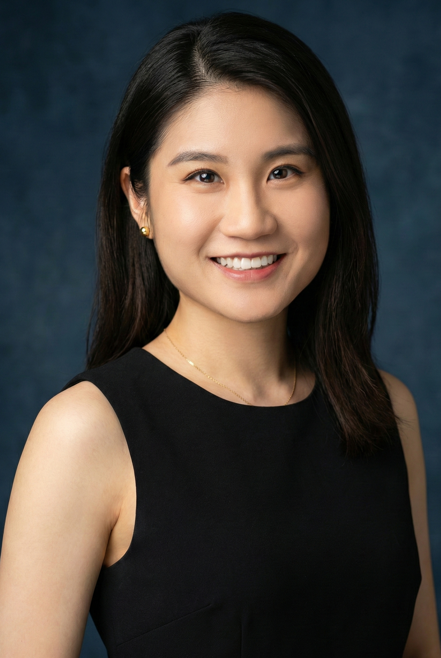 Tongxin (Joyce) Cai headshot smiling